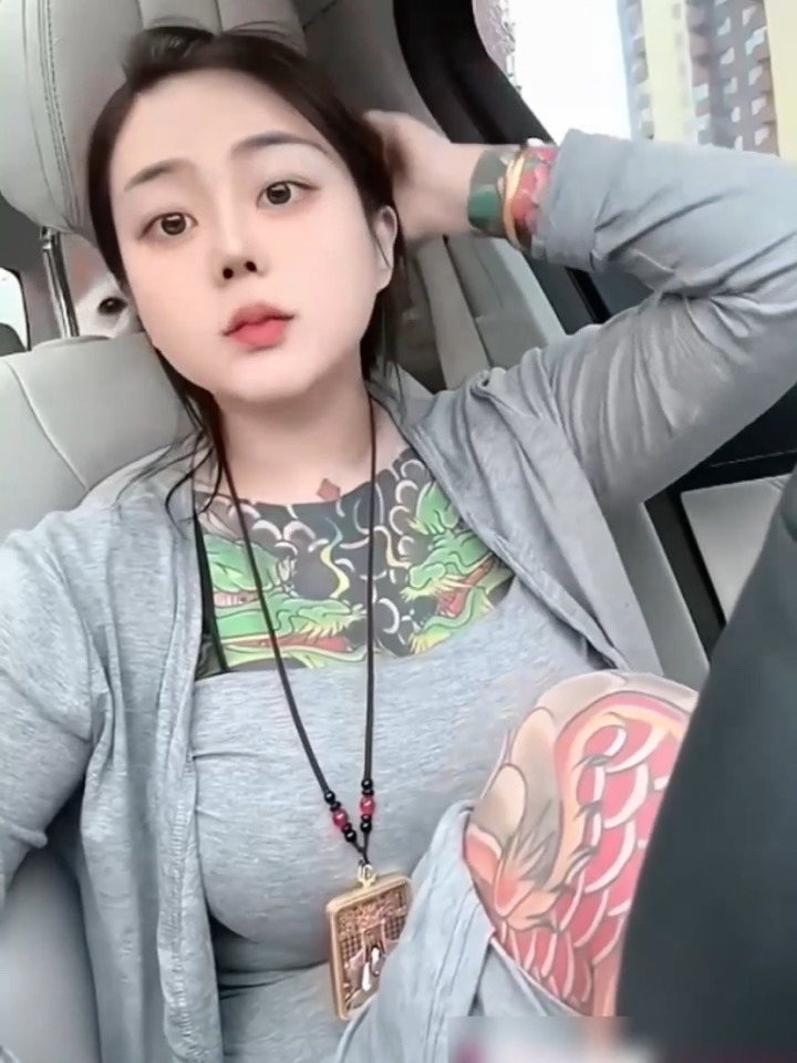 快手小网红美美美美如私拍曝光！除了奶子全身通体刺青 一字马疯狂甩奶是个实打实的骚货！