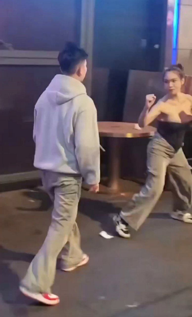 男子和大胸妹街头打架 直接施展抓奶龙抓手 这波妥妥的打输了不亏打赢了血赚！