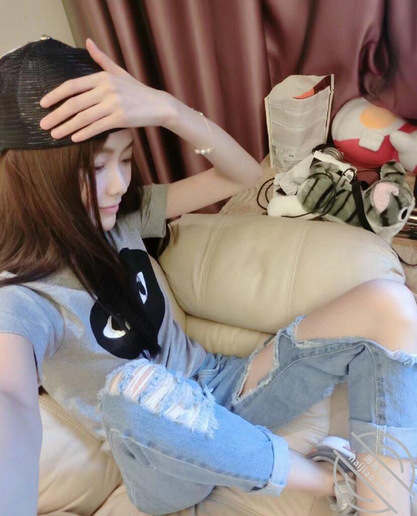 快三十岁没恋爱过的肤白貌美校花二姐。被一个又矮又傻又丑又黑的男的开苞了。