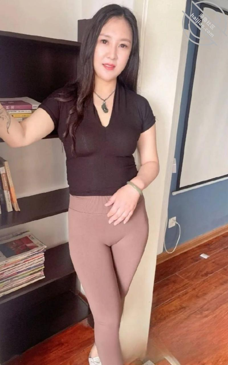 西安放荡人妻【黄娜彤】极品骚货趁老公不在家约来炮友 被炮友各种玩弄！