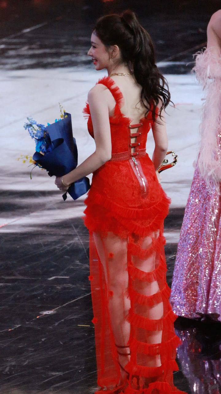 微博之夜低胸红色透纱裙太诱惑了，奶子真美