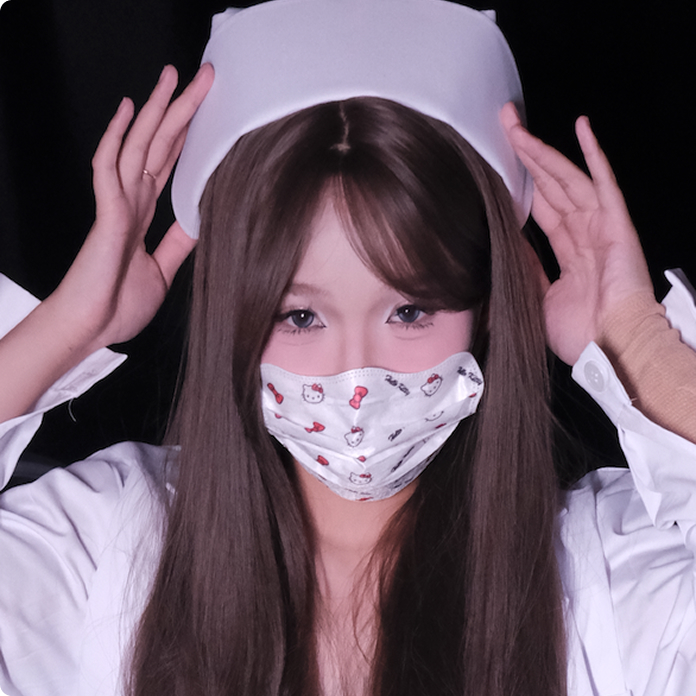 镜头里的她总带着一点让人分心的小心思。她擅长把轻松日常拍出暧昧温度，用细微的表情变化、自然的身体节奏，把气氛慢慢加热。爱吃雪糕的诱惑感并不张扬，更像是不经意间泄露出来的亲密信号，让人看着看着就开始多想。要让你看得心痒痒，爽到不行，各种撩人姿势、喘息声和水汪汪的画面，绝对让你热血沸腾