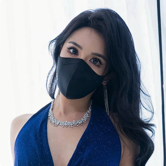 一眼就能点燃你所有幻想的御姐女王，成熟得像一杯陈年红酒，入口醇厚，回味无穷。她总带着一种高冷却藏不住饥渴的眼神，轻轻一瞥，就能让你瞬间失控。她的镜头世界，从不走温柔路线，而是直奔禁忌深处：黑丝包裹的长腿缓缓缠上你的腰，丝足轻蹭却带着致命的挑逗；她的风格独一无二：不是单纯的发泄，而是带着情感拉扯的肉体盛宴——欲拒还迎的纠缠、喘息间的淫语低喃、眼神里的禁忌邀请。