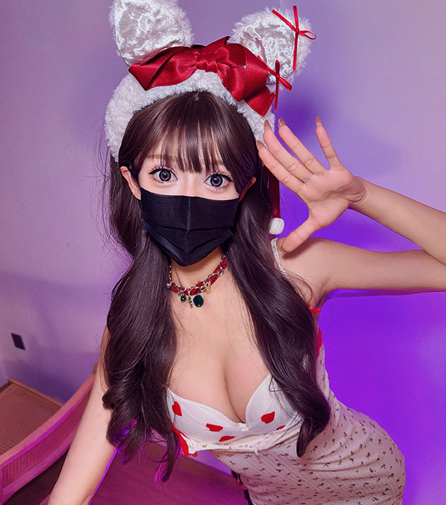 气质看似干净无害，却总能在不经意间把气氛带偏。她很懂得利用反差——语气轻软、表情乖巧，但眼神和动作却暗藏情绪，让人意识到事情正在悄悄失控。白菜妹妹的镜头语言偏贴近感，喜欢把暧昧藏进日常场景里，让诱惑来得毫无防备。她不靠激烈表达取胜，而是让情绪一点点堆叠，在甜与危险之间游走，勾得人心里发痒却说不出口。