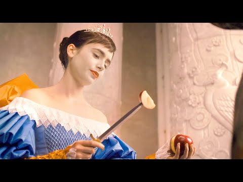白雪公主收到毒苹果，她不仅没吃，还切下一块送给了王后！《白雪公主之魔镜魔镜》 视频封面