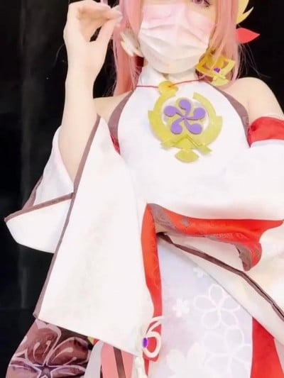Unknown Cosplayer cosplay Yae Miko – Genshin Impact