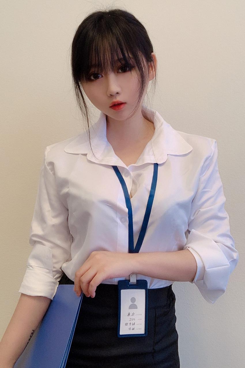 （樱花coser）@蜜桃少女是依酱呀 – 黑丝制服
