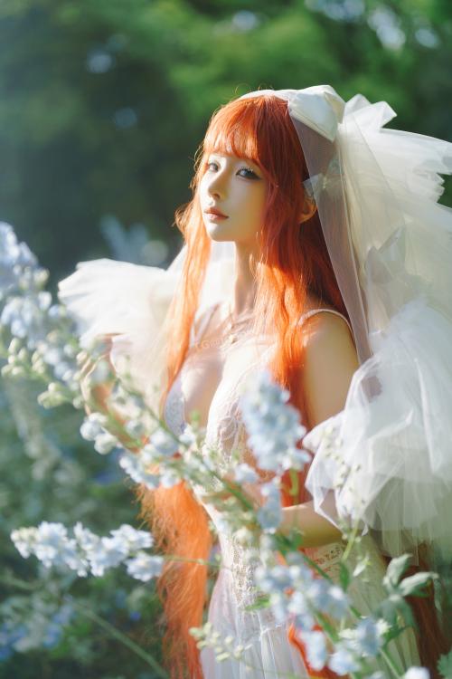 蠢沫沫 《花丛婚纱》