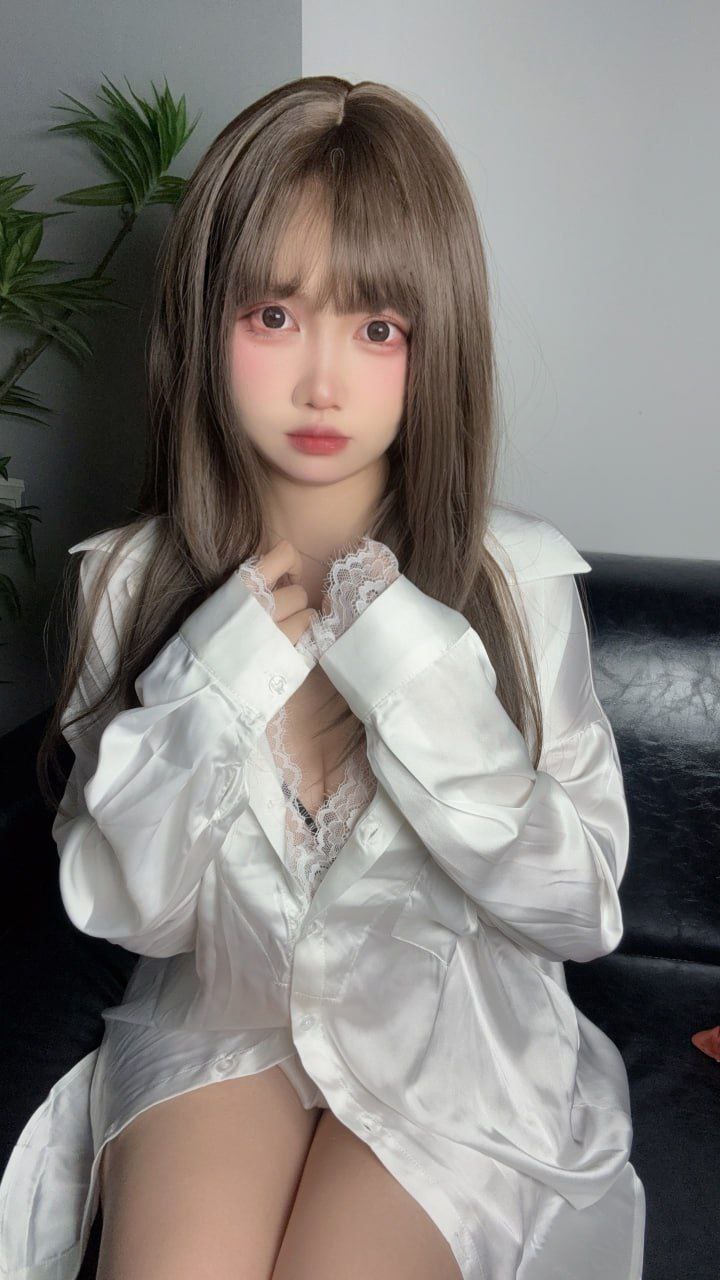 纯情少女高中生极品反差变母狗舔屌吞精