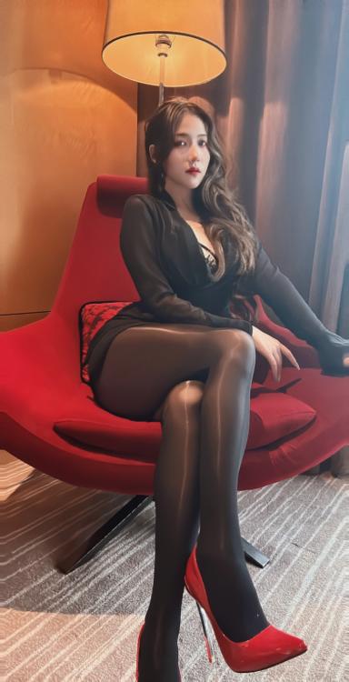 可可西yyy NO.023 酒店撕袜拍照