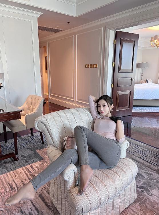 王馨瑶Yanni NO.002 钓鱼灰色紧身牛仔裤