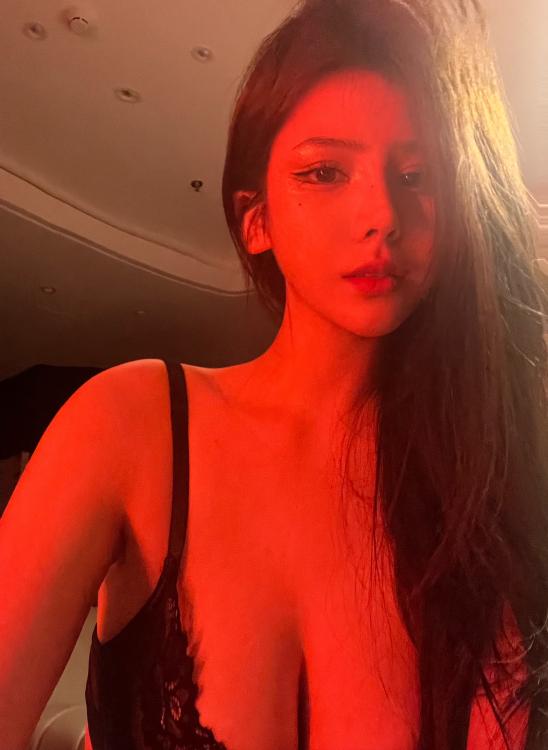 奔跑的晶骡儿 NO.019 红灯下的身材