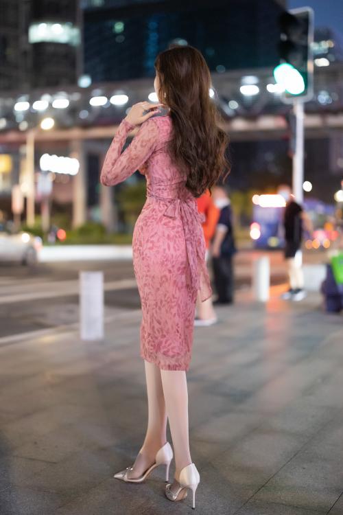 王馨瑶Yanni NO.032 粉色包臀碎花裙