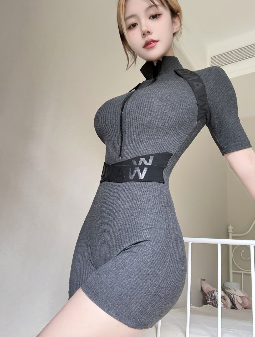 不怕少妇不风骚，就怕少妇不求饶，连体衣巨显身材