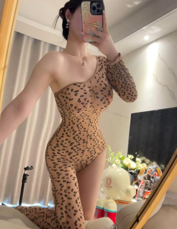 不爱笑的赛琳 NO.005 两-豹纹连体