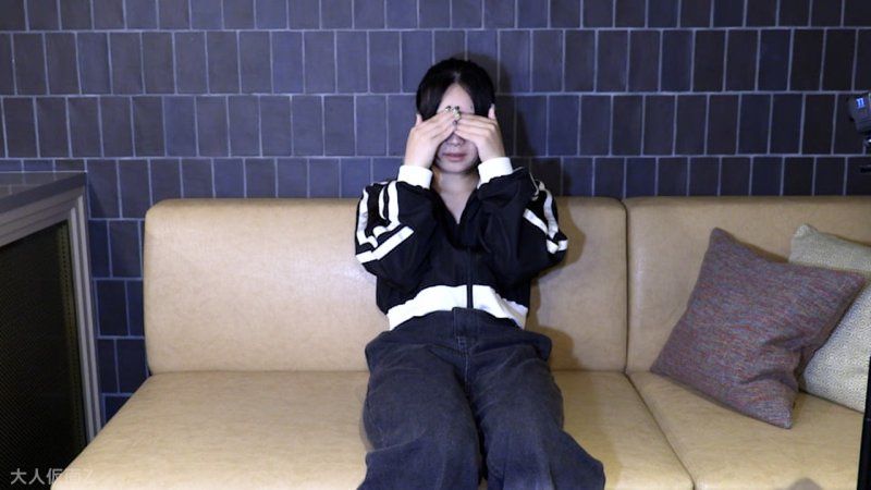 【素人初次拍摄】樱(18)连口交都没做过的可爱素人 让她张开嘴巴吞下中年人的唾液 阴道内拍摄并初次中出 因为肛门也很可爱，所以贯通并中出了 FC2-PPV-4777960