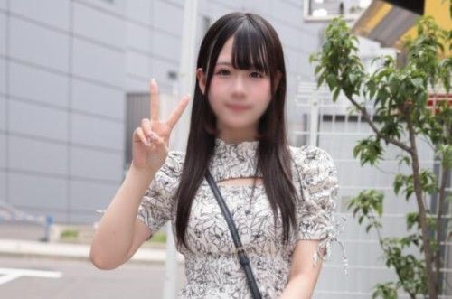 【初次拍摄】真的18岁经验人数1人？皮肤白皙的现役女学生。因为某个理由而应徵拍摄，被巨根激烈地插入，将精液注入白虎淫穴 FC2-PPV-4773787