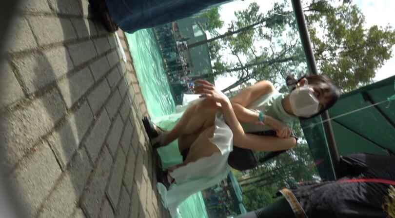 空城原创不穿内衣陪男友逛公园的骚货碎花透明N肉臀