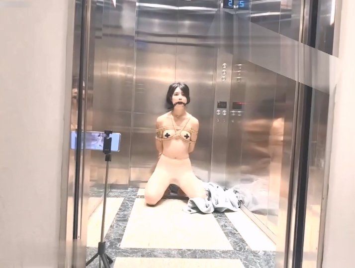 杏吧传媒 超嫩萝莉电梯里的ks训练和马路旁露臺调教 xb-348