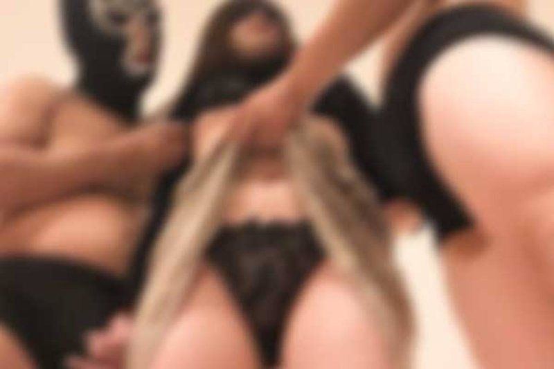 【素人个人拍摄】【3P】让美人妻怀孕中出！！贷款的条件是肉体关系。以经济弱势者为目标的「一期一会贷款」 FC2-PPV-4813045