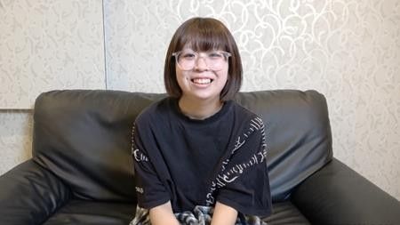 （初次拍摄）一位身高149厘米、娇小玲珑、戴着眼镜、有点书呆子气的美女尝试了她的第一次POV拍摄 FC2-PPV-4786388