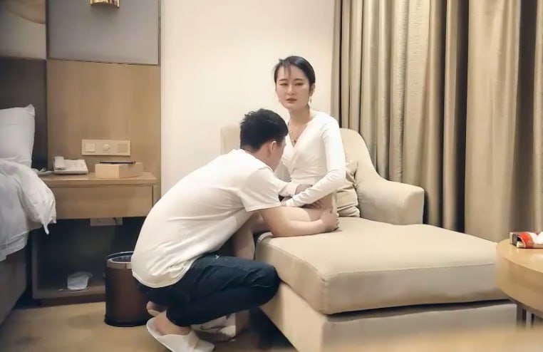 【七天高端外围】丝袜特骚小姐姐 颜值和身材真是没得说，沙发上按头深喉，各种姿势暴操骚出天际淫叫不止