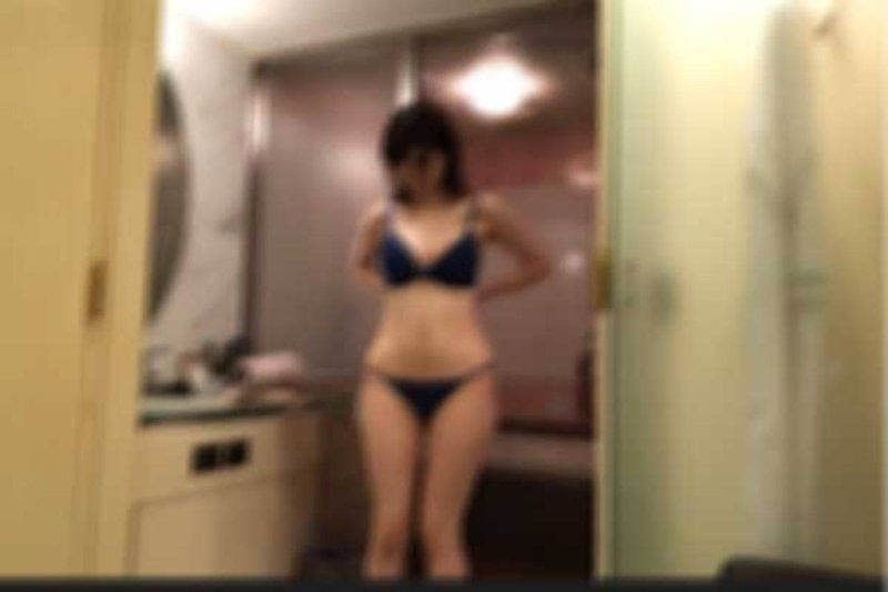 ※13日截止9折※【素人个人拍摄】听命免费鲍嘟！！在当地卸下套套无套中出 FC2-PPV-4791280