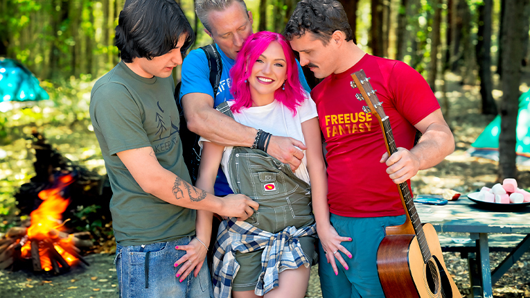 露营时沐浴在精液中的女友