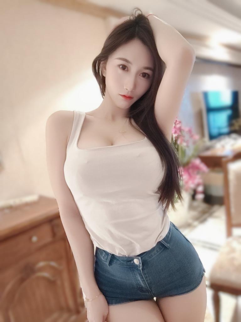 小玉吃果冻 NO.016 白背心紧身牛仔短裤