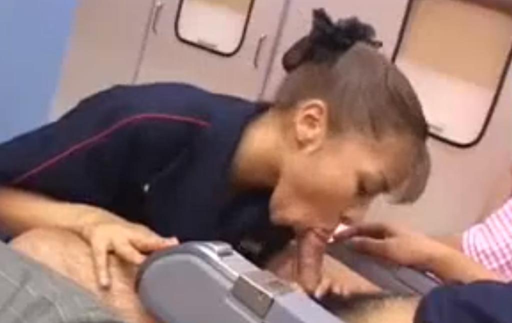 机舱空姐贴心服务跪下舔弄鸡巴技术一流