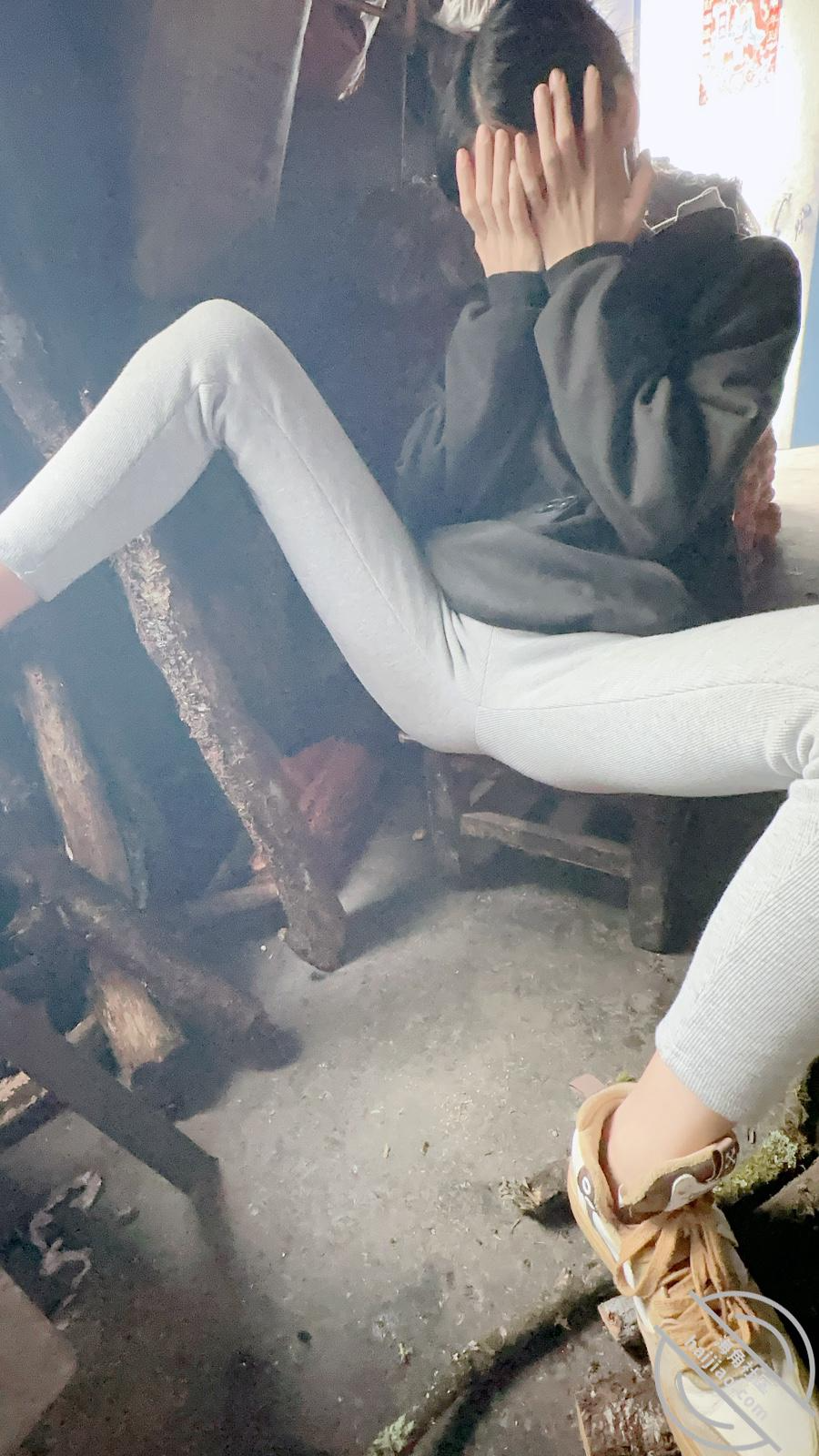 （原创79）在村里让女儿在柴火旁边给我口交，属实刺激。