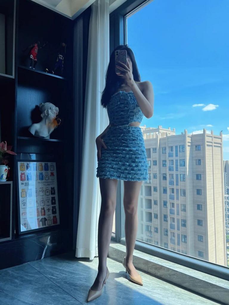 【狮子座】各位粉丝们听名字就知道是一位顶级女博主啦，他的名字完美契合了他的风格：如狮子般矫健，以超高产的实战巅峰著称。作品累计74部，反差女神调教、丝袜诱惑、反差少女露脸等各类题材应有尽有，赶快来打开这个宝藏👙吧。