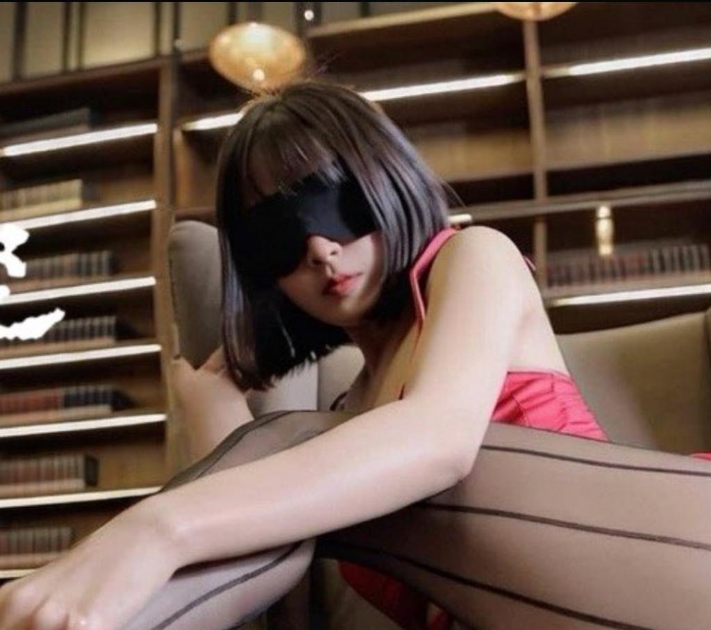 镜头里的她自带疏离感，却总能在不经意间拉近距离。她擅长用情绪反差制造张力，把复杂关系与隐秘心思藏进细节里，让画面在安静中逐渐升温。北野爱的魅力不在直白，而在那种若有若无的压迫感——眼神的停顿、语气的变化，都像是在无声地试探底线。专攻崩坏的情感奴役、变态角色沉沦