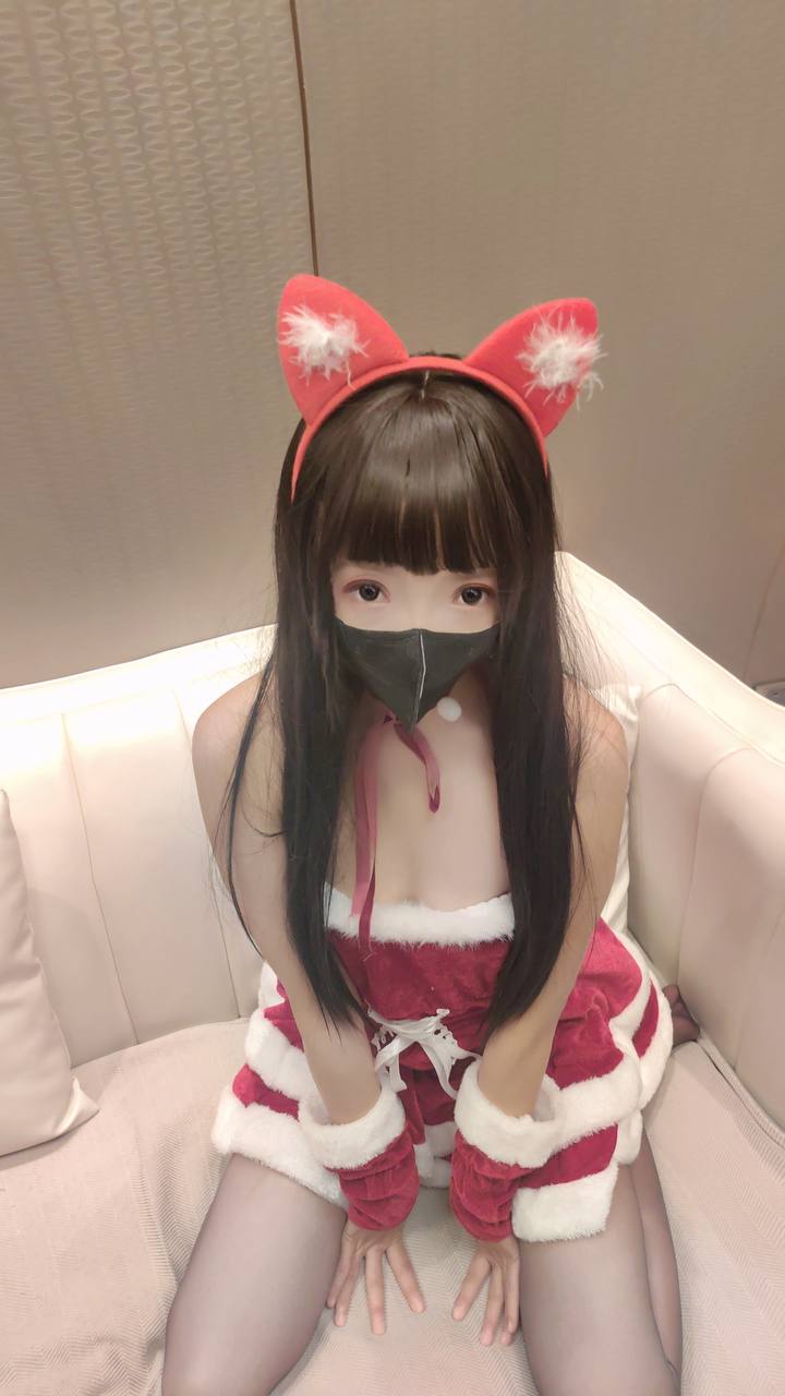 【荔枝味奶盖】作为圈内小有名气的网黄博主，以精致幼态五官和雪嫩肌肤迅速圈粉，作品风格大胆、多变，经常用反差剧情调教、Cos制服、丝袜诱惑等题材，尤为擅长御姐、粉嫩学生、女奴调教等反差角色，带你享受沉浸式的感官体验，等你加入💋💋💋