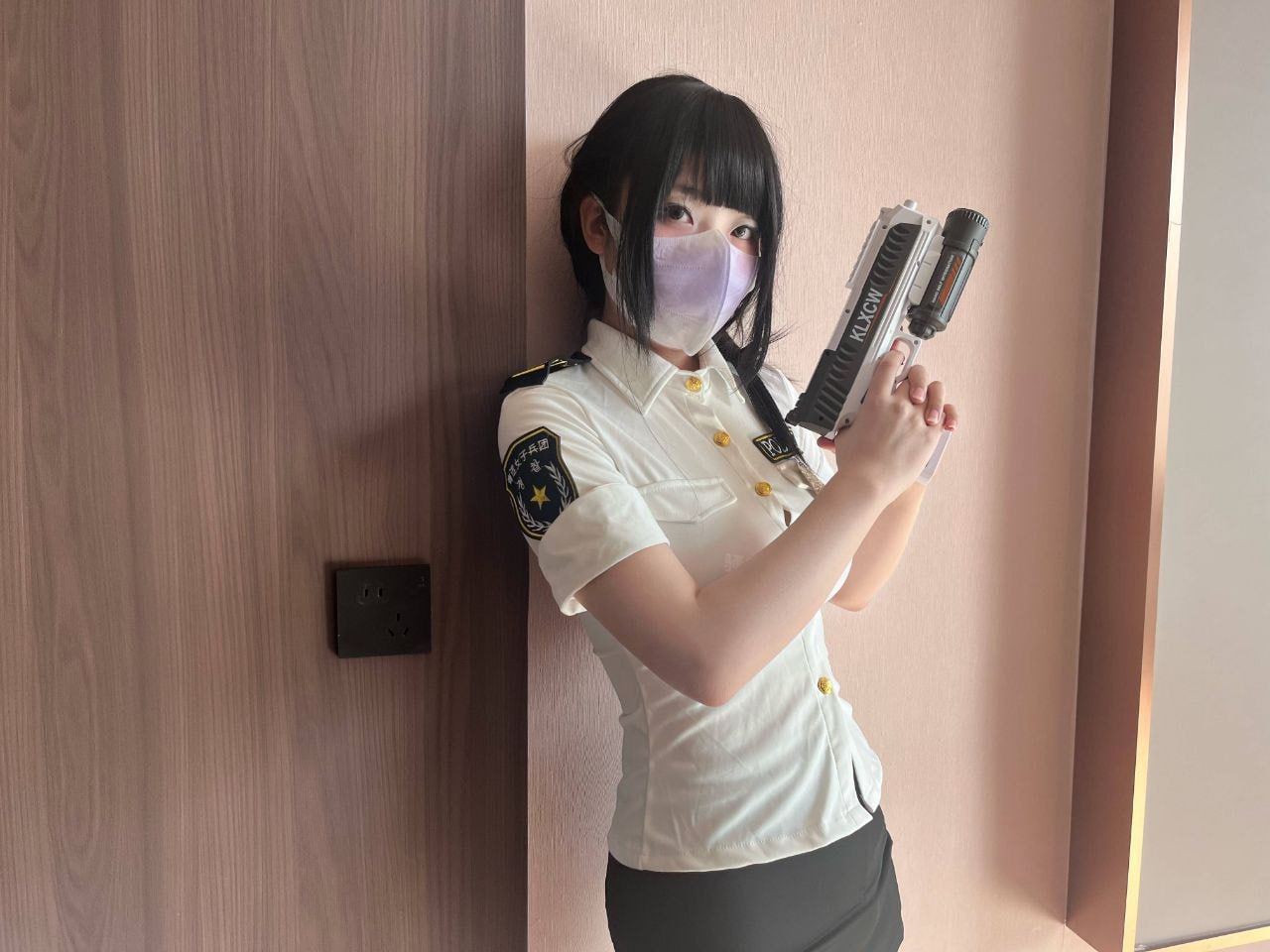 她擅长把欲望藏进互动与情绪里，把气氛推向更暧昧的边缘。主动又大胆，却始终掌控分寸，让画面既刺激又好看。她的内容偏感官型表达，热度来得快、后劲也足。